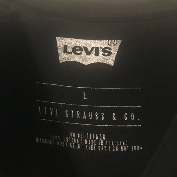 Black Levi’s T-shirt - Picture 2 of 2